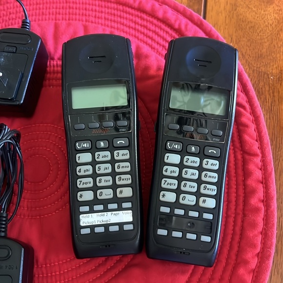 Avaya handsets and chargers. Chargers work and handsets charge. - Picture 2 of 4